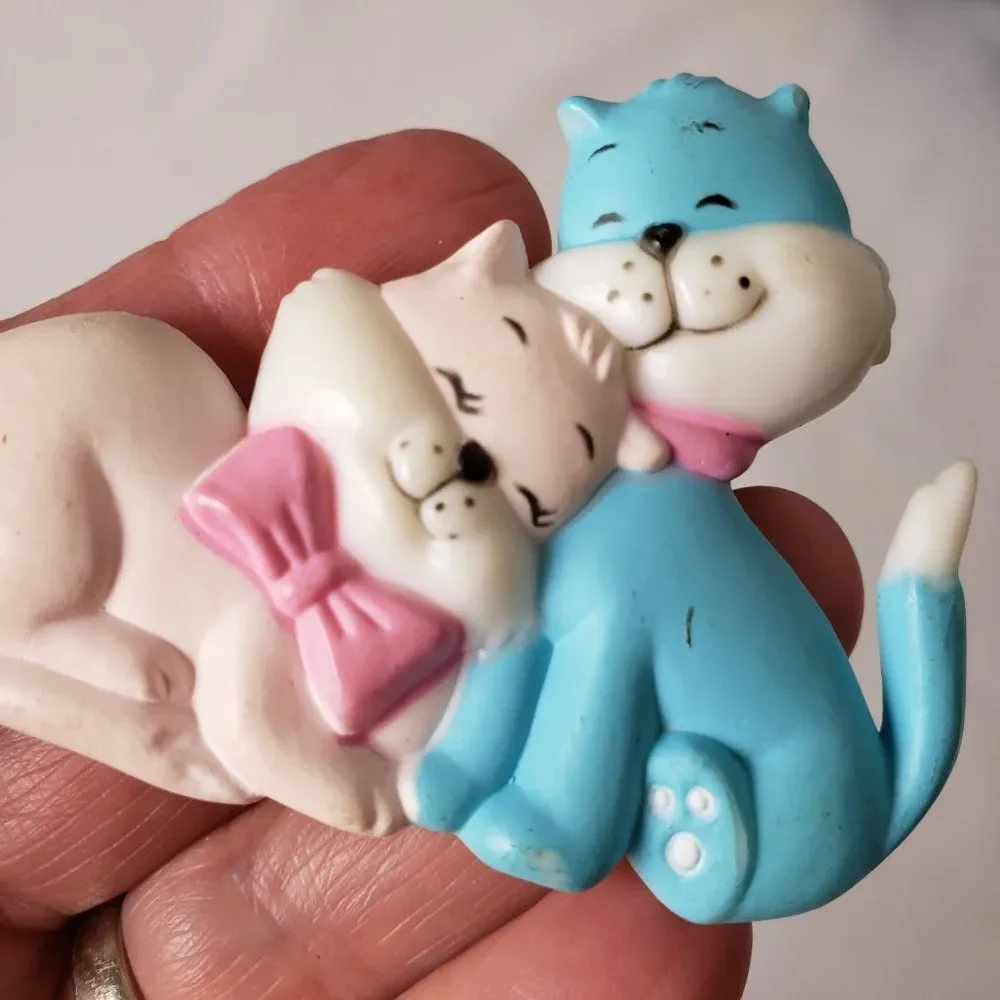 Vintage Pink Kitty Blue Cat Love Plastic Brooch Pin Pinback Girls